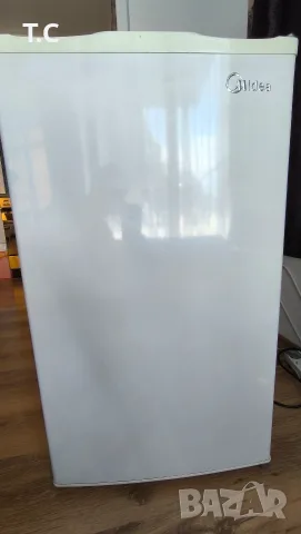 Малък хладилник Midea. 