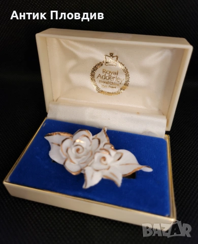 Винтидж брошка Royal Adderley – порцеланови рози, снимка 2 - Антикварни и старинни предмети - 53719896