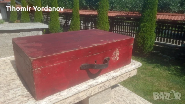 Стар дървен куфар.