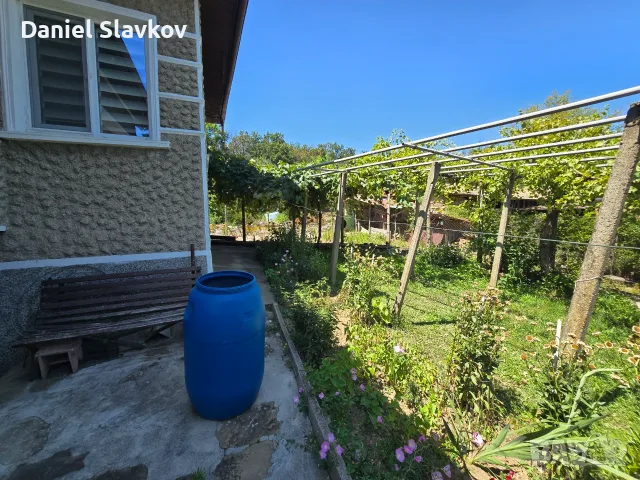 Продава се къща с голям двор 1,5 дка, гараж, стопански постройки и обновени инсталации, снимка 8 - Къщи - 55838496