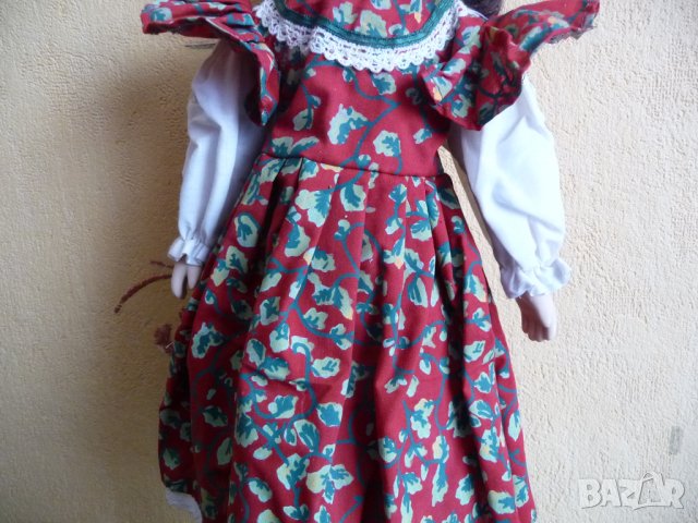 Порцеланова кукла с червена рокля на цветя готина, снимка 3 - Други ценни предмети - 21042503