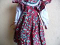 Порцеланова кукла с червена рокля на цветя готина, снимка 3