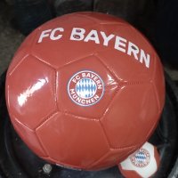 Продавам оригинална футболна топка на фк. Байрен Мюнхен и сувенирна малка за закачане в кола, снимка 1 - Футбол - 44339977