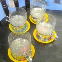 Четири чаши с подстакани и пластмасови чинийки, снимка 1 - Други ценни предмети - 41289537