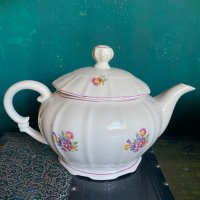 Порцеланов чайник с Ириси , снимка 1 - Антикварни и старинни предмети - 41815710