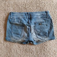Дамски къси дънкови панталони в размер М, снимка 2 - Къси панталони и бермуди - 27715190