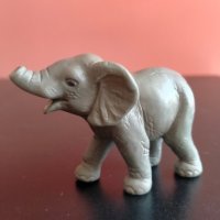 Колекционерска фигурка Schleich African Elephant Calf 1991 14039, снимка 1 - Колекции - 41595536