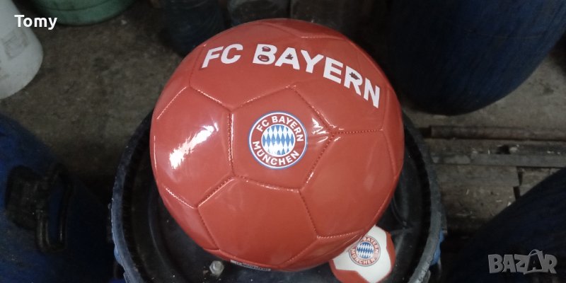Продавам оригинална футболна топка на фк. Байрен Мюнхен и сувенирна малка за закачане в кола, снимка 1