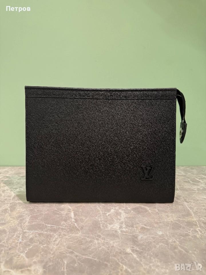 КАТО ЧИСТО НОВ Louis Vuitton Black Taiga Clutch , снимка 1