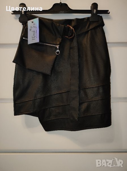 Дамска пола от еко кожа с колан и джоб с цип,който се отваря и сваля размер S  цена 25 лв., снимка 1