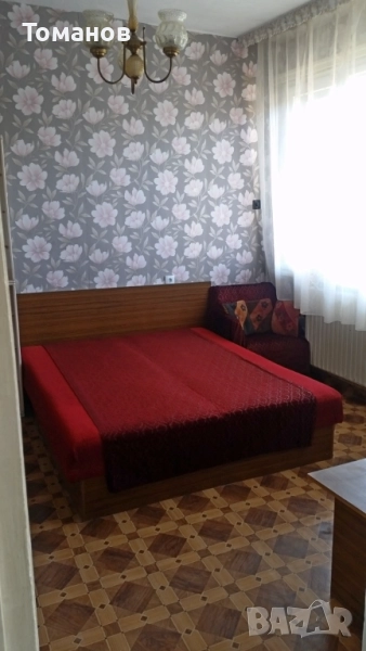 ПОДАРЯВАМ мебели - спалня, кресло, фотьойл, холна маса и бял шкаф, снимка 1