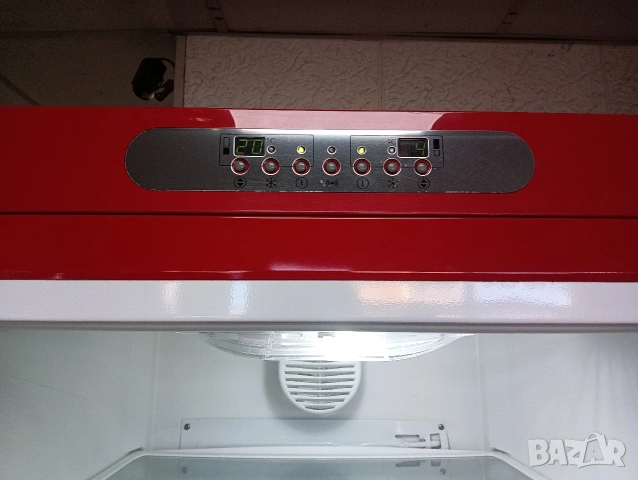 Като нов комбиниран хладилник с фризер Smeg ретро дизайн с две години гаранция!, снимка 2 - Хладилници - 53626777