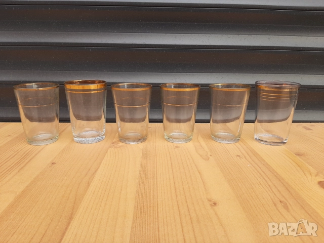 Ретро чаши за вино, вода