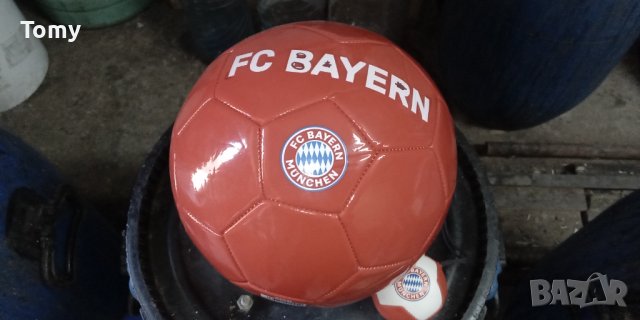Продавам оригинална футболна топка на фк. Байрен Мюнхен и сувенирна малка за закачане в кола