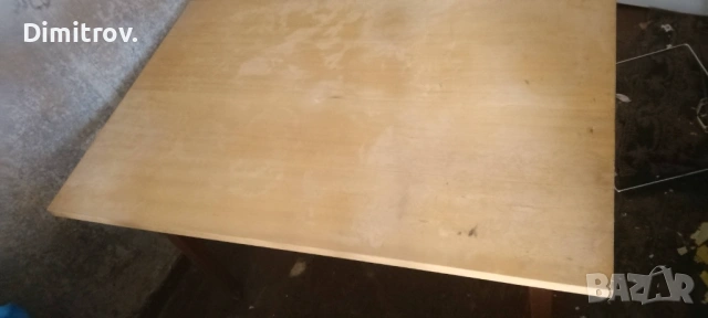 Дървени маси 2 броя трапезна и холна.