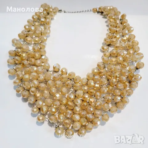 Винтидж колие тип Choker, със стъклени мъниста в прасковен цвят.