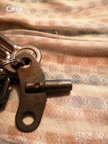 Стар ключ за часовник, снимка 2 - Стенни часовници - 35929099