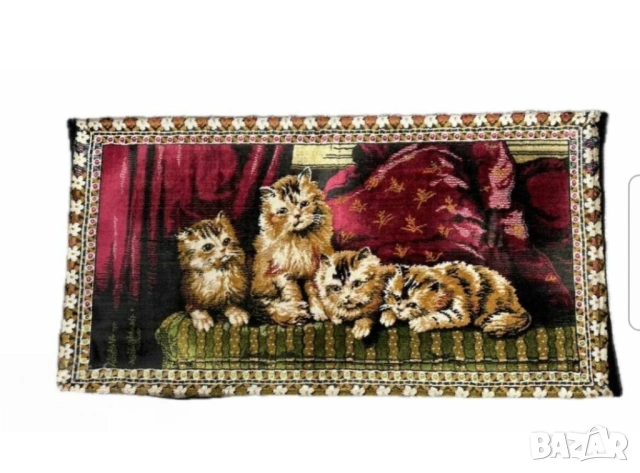 Старинен ковьор килим за стена с котенца.