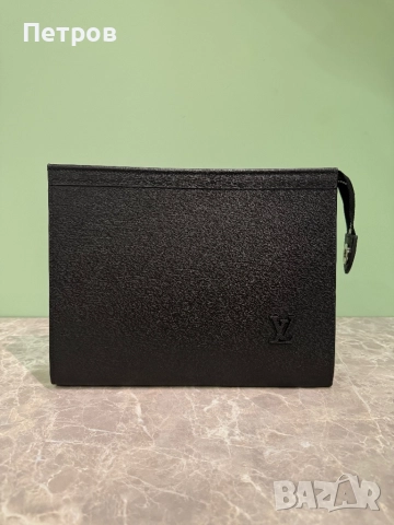 КАТО ЧИСТО НОВ Louis Vuitton Black Taiga Clutch 