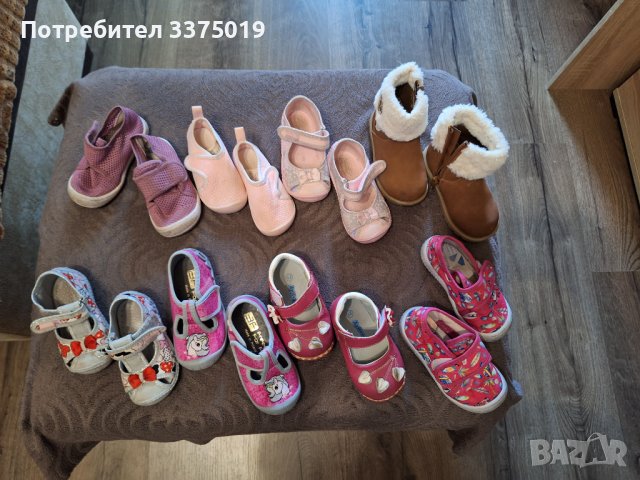 Много различни пантофи 