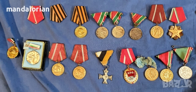 колекция от медали и отличия, вероятно военни или държавни награди