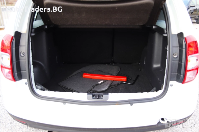 Dacia Duster 1.6 Газ/Бензин, снимка 13 - Автомобили и джипове - 52772541