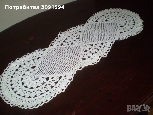 Плетена на една кука бяла покривка за маса тишлайфер