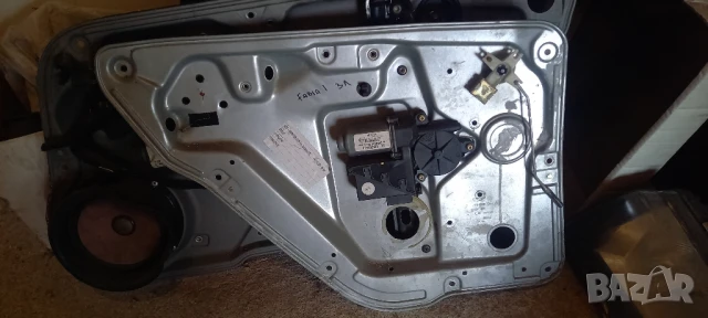 Заден ляв стъклоповдигач Skoda Fabia I