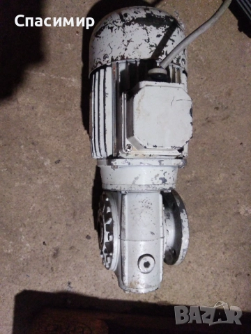 Ел двигател с редуктор 370w на 1680 об изходящи 84 обр френски Фи 24мм, снимка 3 - Електродвигатели - 51610462