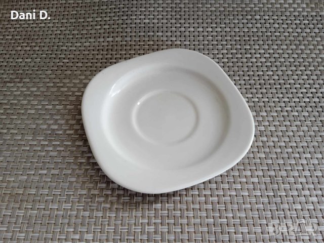 малки порцеланови чинийки, снимка 2 - Чинии - 42335785