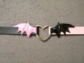 Кожен чокър колие със сърце и криле в черен и розов цвят, снимка 4