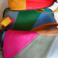 Многоцветна дамска чанта през рамо, от мека естествена кожа на парчета – светлосиньо, жълто, тъмнока, снимка 5 - Чанти - 36475692