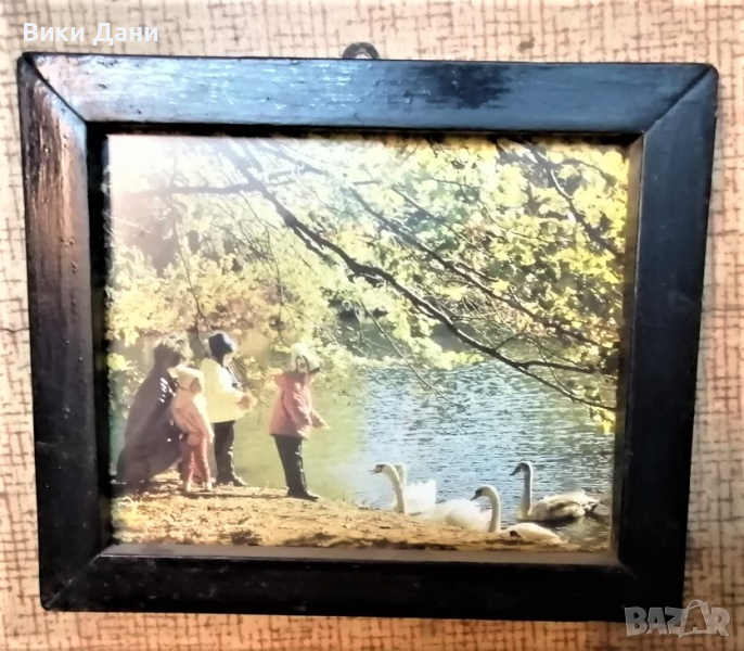 соц картина рамка стъкло деца с лебеди, снимка 1