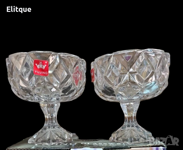 Два броя стъклени купички с високо столче