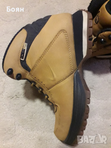 Туристически обувки NIKE ACG, снимка 3 - Дамски апрески - 44717676