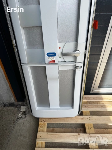 Оригинална врата за KNAUS  (Алуминиеви)(чисто нови) (налични 2 броя), снимка 13 - Къмпинг мебели - 48394447