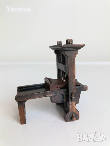 Колекционерска фигурка , острилка във формата на стара печатарска преса от 15-ти век. , снимка 3 - Статуетки - 52044385