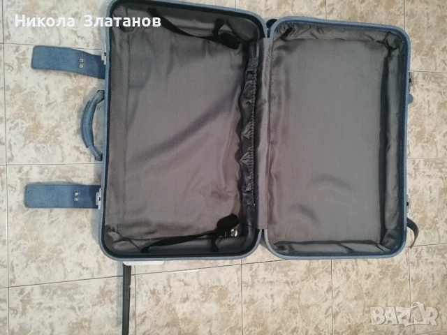 Продавам нов куфар за пътуване.