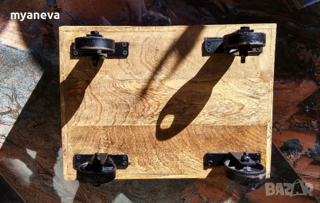 Vintage  шкаф от дъб с ръчно ковани колела , за играчки , вино , декорация . , снимка 12 - Декорация за дома - 48105691