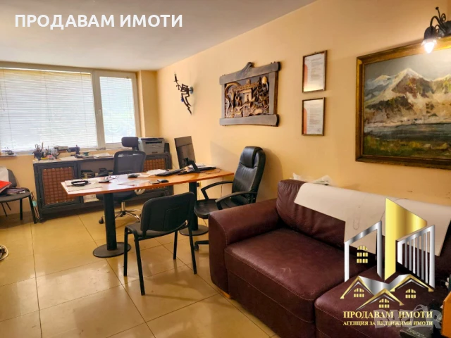 Продавам пром. помещение с 886 кв. м + 6174кв.м. двор, снимка 2 - Производствени сгради - 51191343