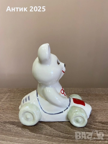 Порцеланова статуетка „Олимпийското мече в състезателен автомобил“ — Коростен, винтидж, снимка 3 - Антикварни и старинни предмети - 53238594