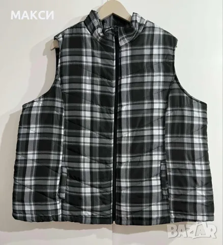 Прекрасен макси марков олекотен елек с джобове и цип в черно-бяло каре - топъл и супер комфортен