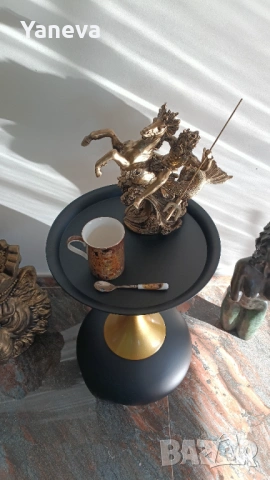 Метална , помощна маса в златисто и черно. , снимка 5 - Маси - 53682419