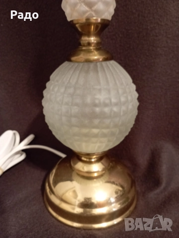 Старинна красива лампа с гравиран стъклен абажур, снимка 2 - Настолни лампи - 52176116