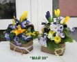 Пролетни  цветя в дървено сандъче, снимка 3