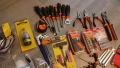 комплект инструменти отвертки клещи битове гаечен ключ гарги свредла скоби ролетка, снимка 8