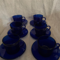 Винтидж кобалтово синьо стъкло чаши и чинийки, снимка 1 - Сервизи - 44820905