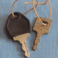 Два стари ключа от соца за куфар редки за КОЛЕКЦИЯ ДЕКОРАЦИЯ БИТОВ КЪТ 41926, снимка 1 - Други ценни предмети - 44835133