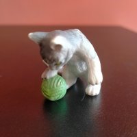 Колекционерска фигурка Schleich cats with wool ball  2003 14456, снимка 3 - Колекции - 41574970