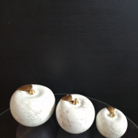 Тройка порцеланови ябълки за декорация , снимка 1 - Декорация за дома - 36398084